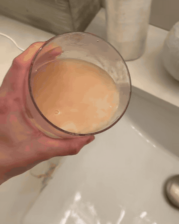 Agua con el maquillaje que salió de las brochas