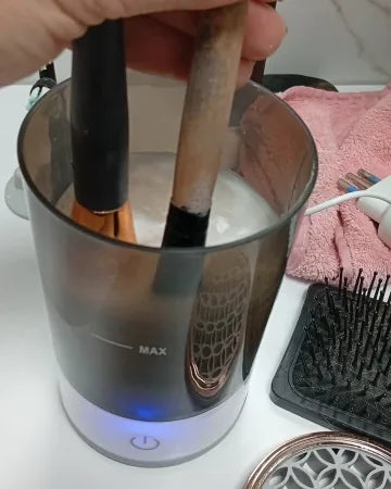 Clienta usando el limpiador de brochas